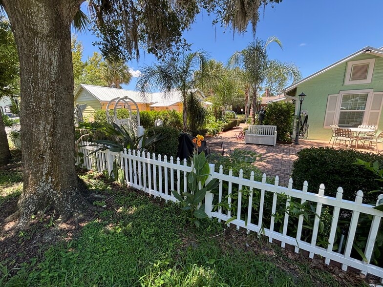 3 cottages surrounded by lush landscaping - 714 Spring St