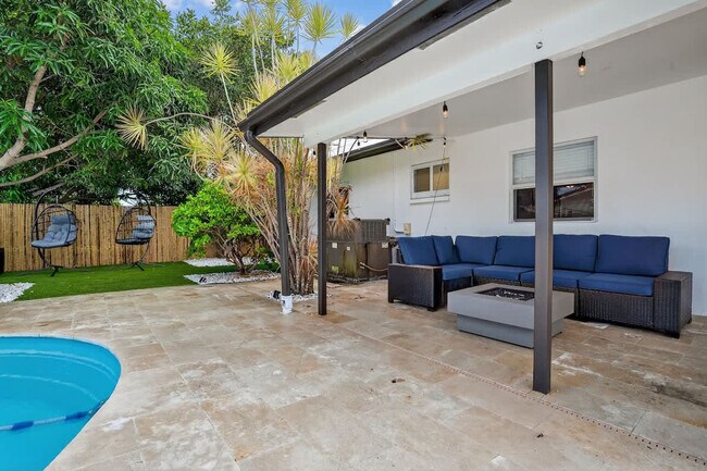 Building Photo - 5760 NE 18th Ave