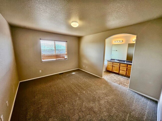 Building Photo - Beautiful 3 bedroom home available with mo...