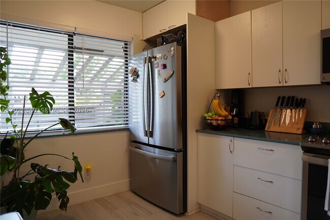Building Photo - 453 Lakeview Dr