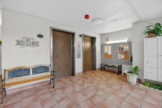 Building Photo - 7076 Huntington Ln