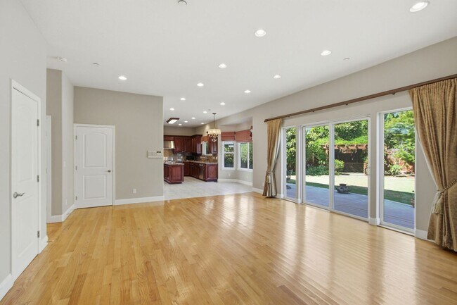 Building Photo - Stunning 5-Bedroom Sunnyvale Home