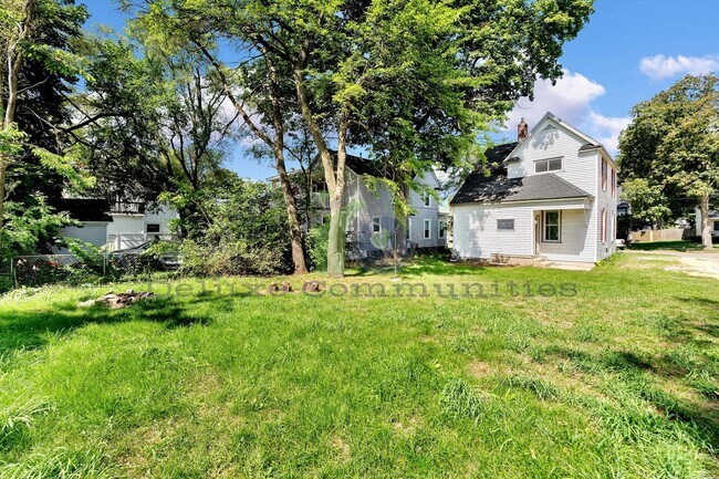 Building Photo - 3 Bedroom Eastown Home! AVAILABLE NOW!