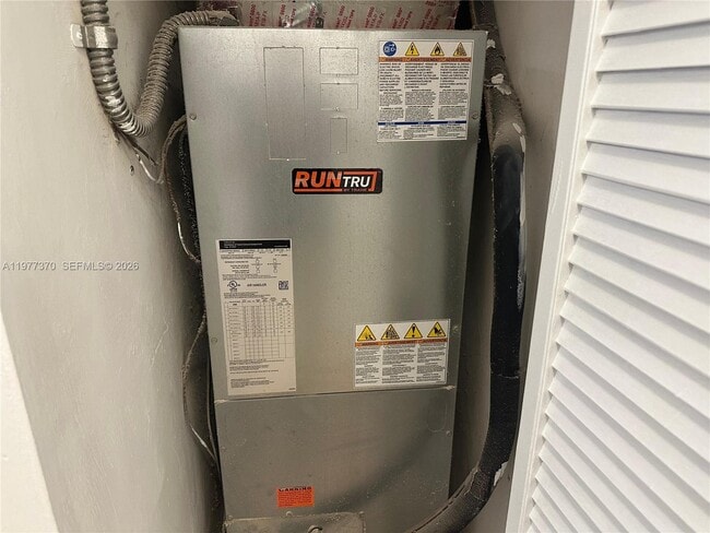 Building Photo - 725 Navarre Ave