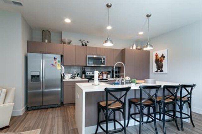 Building Photo - Luxury Townhome in Colbert Hills Golf Course Area!