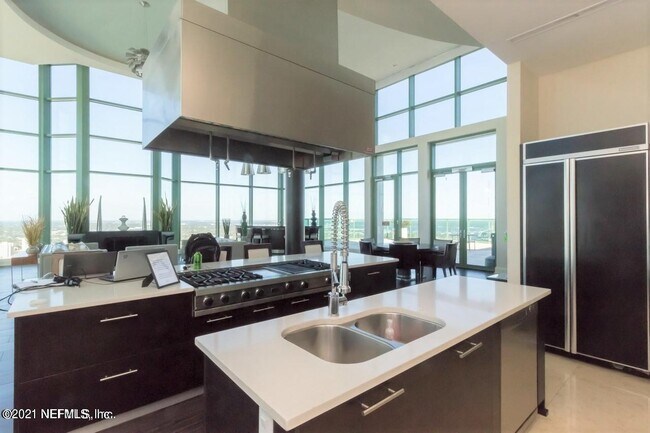 Building Photo - 1431 Riverplace Blvd