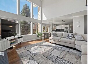 Building Photo - OMG this is a Stunning Large 5 BR House