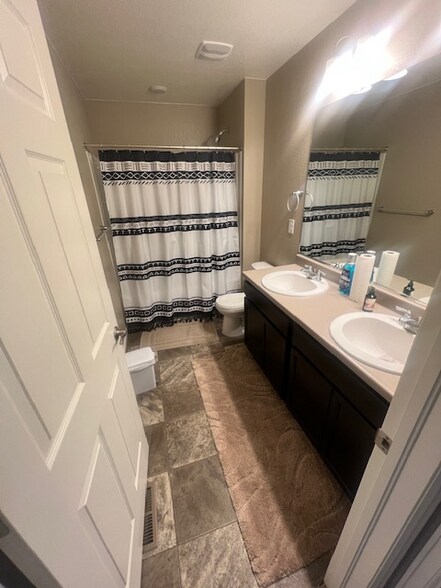 Building Photo - 823 Charlton Dr