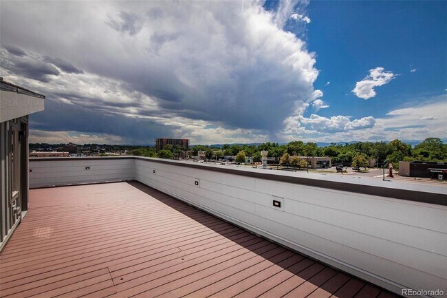 Building Photo - Beautiful Townhome in Southeast Denver