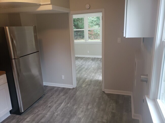 Building Photo - NEWLY RENOVATED 2 BEDROOM 1 BATH UNIT IN A...