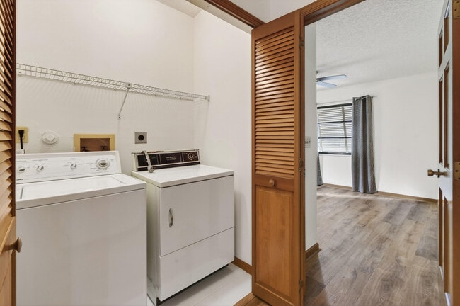 Building Photo - 6016 Pompano St