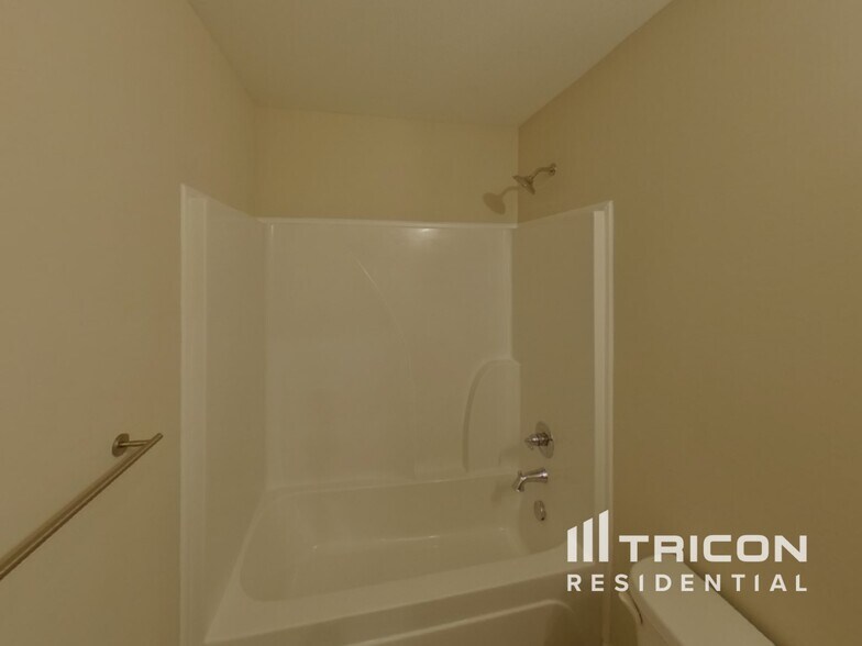 Building Photo - 2134 Pathfinder Dr