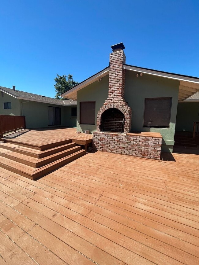 Building Photo - 3 Bed, 2.5 Bath Family Home