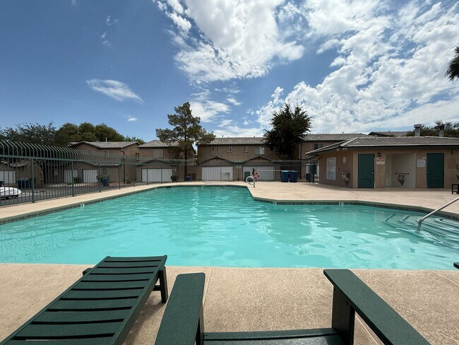 Building Photo - Beautiful 2-story townhouse located in a s...