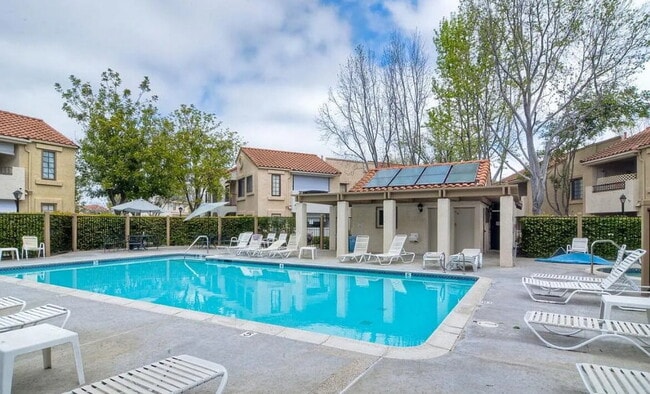 Building Photo - Stunning corner-unit condo in prime West M...