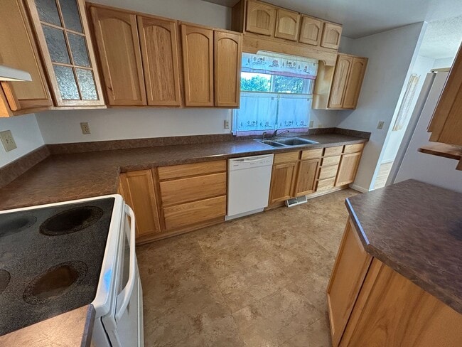 Building Photo - 5 Bed 2 Bath Home with 2 Car Attached Garage in Quiet Nice Neighborhood.