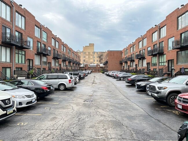 Building Photo - 843 W Grace St
