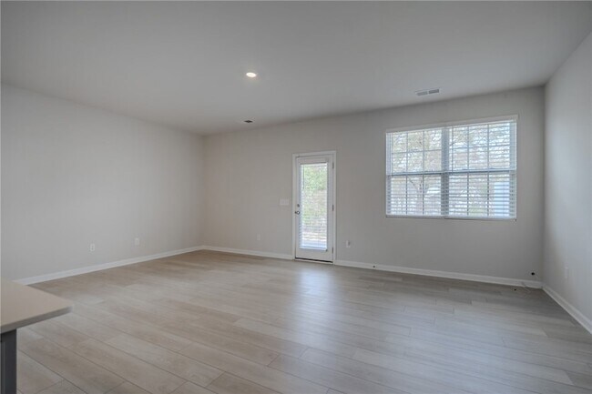 Building Photo - 14 Loebner Ln