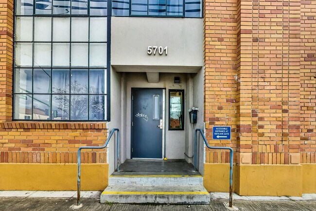 Building Photo - Two level loft with great light and ample ...