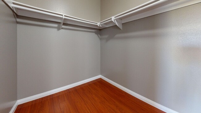 Building Photo - Spacious 5-Bedroom Family Home Available for Long Term Rent!