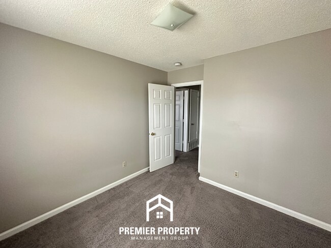 Building Photo - Cozy 3-Bedroom Memphis Rental with Brick Fireplace, High Ceilings & Fenced Yard