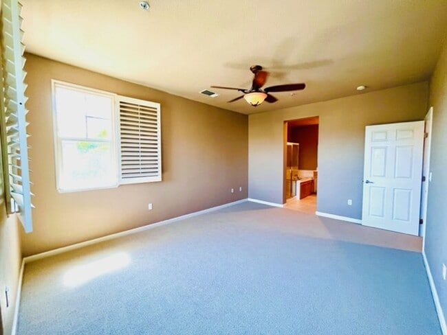 Building Photo - Beautiful 3BD/3BA, Two-Story Corner Unit C...