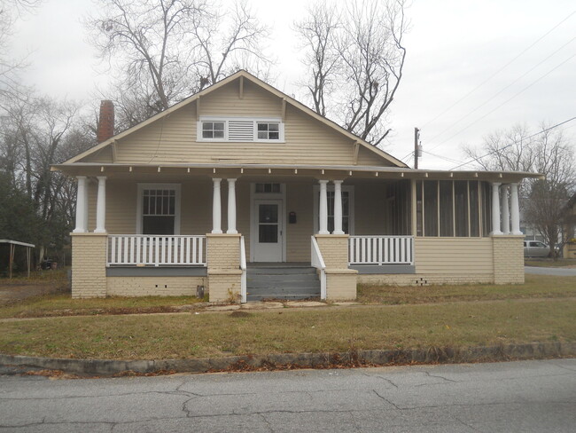 Primary Photo - Large 2 bedroom 2 bathroom Single Family Home