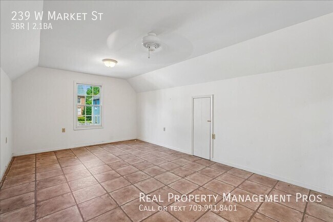 Building Photo - 239 W Market St-