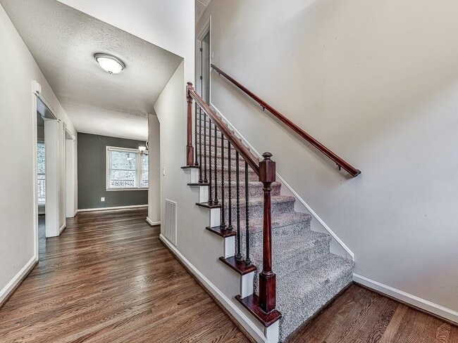 Building Photo - 63 Geraldine Dr SE