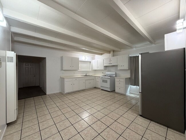 Building Photo - 4 Bedroom 2 Bathroom House with Fenced Yard & 1 Car Garage