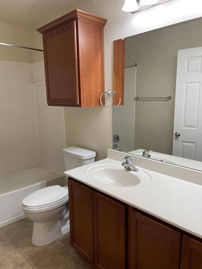 Building Photo - Application Received! 3 bed, 2 bath with B...