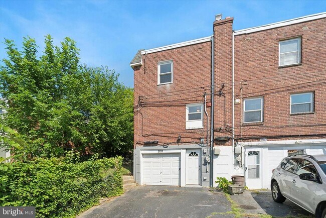 Building Photo - 2111 Delmar Dr
