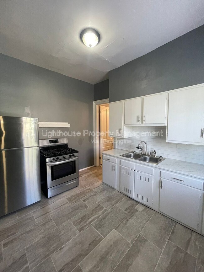 Building Photo - 809 W Cedar St