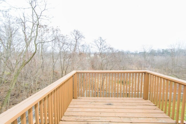 Building Photo - Spacious 2 bedroom / 1 bathroom Duplex for...