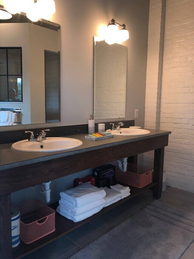 Building Photo - 270 S Goodman St