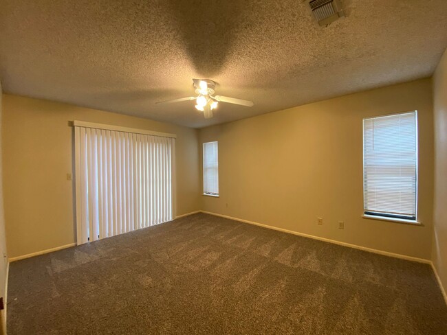 Building Photo - 2/2 Apartment on The Hill! Minutes from La...