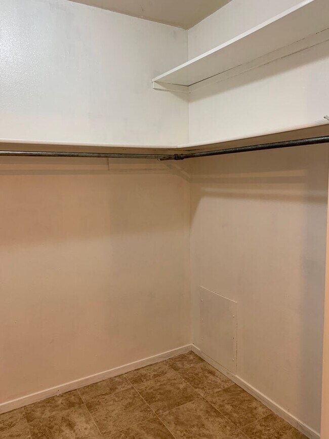 Building Photo - Lovely 2 Bedroom, 2 Bath Condo In The NE!