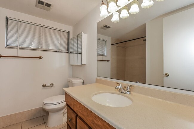 Building Photo - 3 BR / 2 BA Ground-Floor Condo | Screened ...