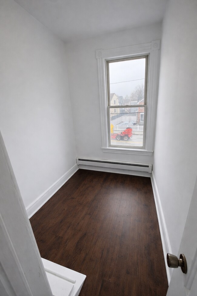 Building Photo - 108 S Main St