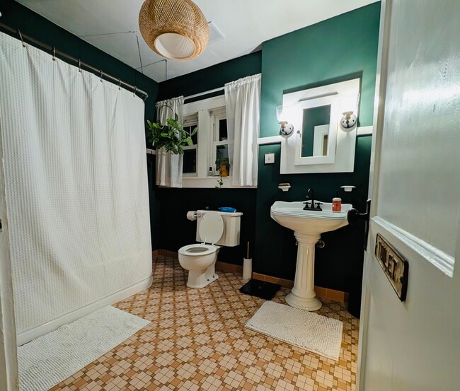 Building Photo - 557 7th Ave N