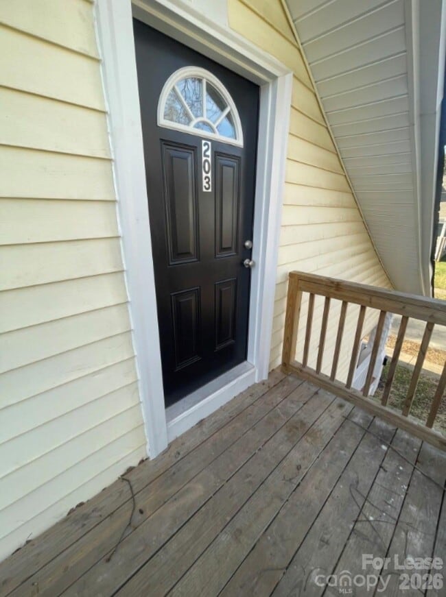 Building Photo - 711 S Jackson St