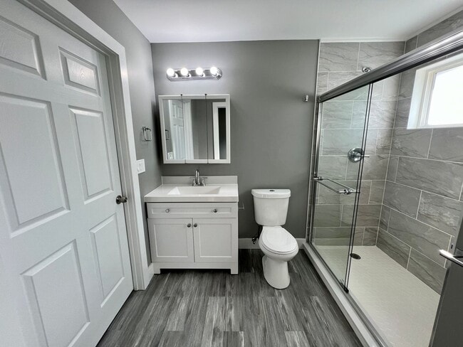 Building Photo - Massive Space! 4 Bedrooms 2 Bathrooms - Cr...