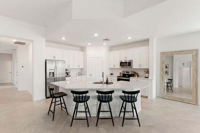 Building Photo - Stylish Corner Coach Home in Prime Fort My...