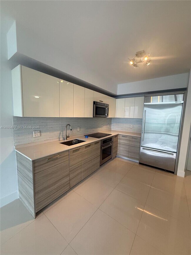 Building Photo - 1300 Brickell Bay Dr