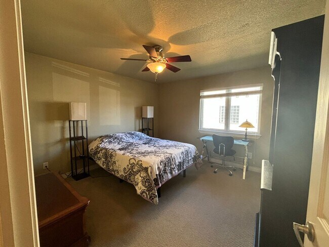 Building Photo - 3 BED | 3 BATH | TOWNHOME | DOUBLE GARAGE | WEST