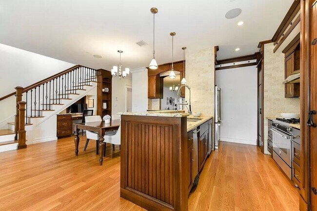 Building Photo - 161 Tudor St