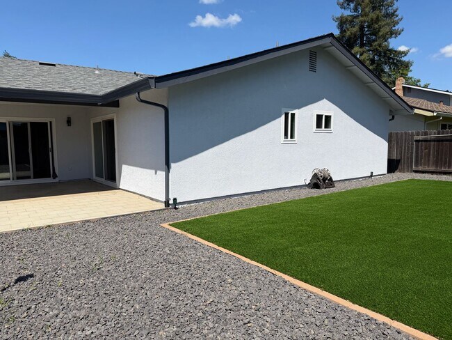 Building Photo - Absolutely gorgeous 3 bedroom 2 bath house