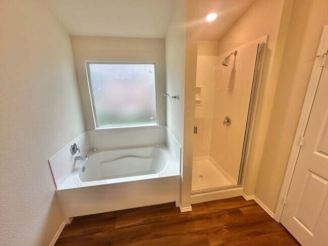 Building Photo - AVAILABLE NOW ! 1 WEEK FREE MOVE IN SPECIAL