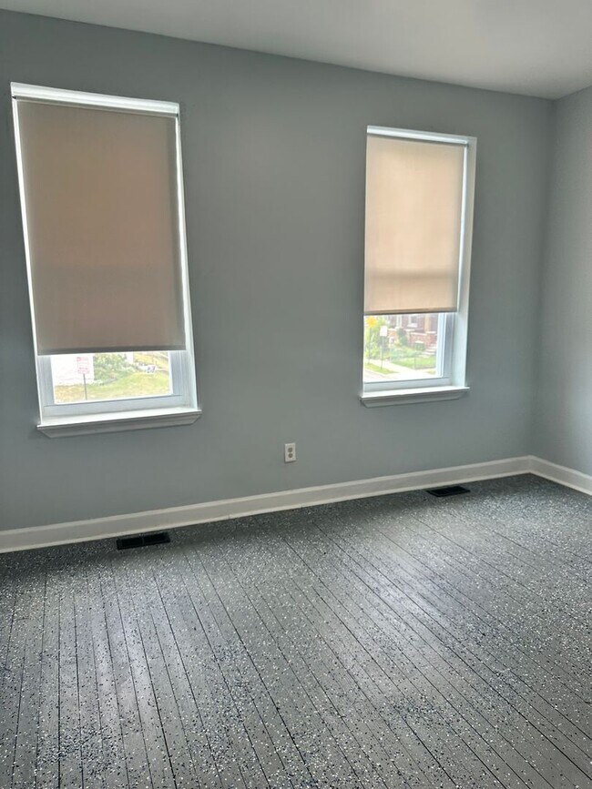 Building Photo - Spacious, Corner Home, Central Air, W/D Hook-Up! Available Now!
