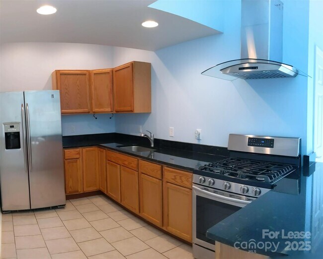 Building Photo - 743 Irish Green Dr
